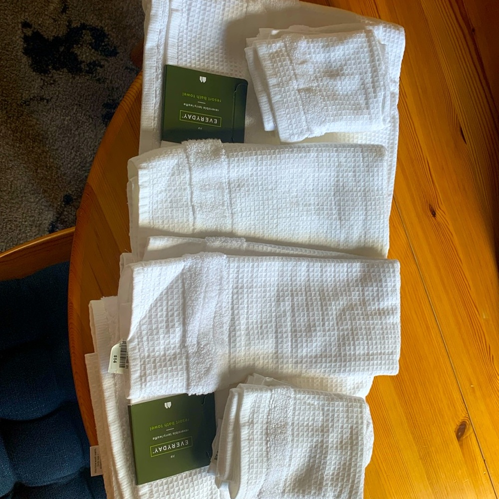 NWT Set of Towels in white. JCP Everyday reversible terry/waffle resort towels.